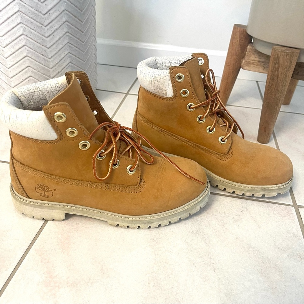 Timberland 6” tan beige leather boots